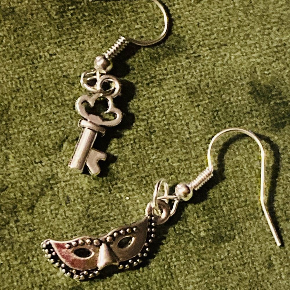 Victorian Mask /key Earrings Handmade Silver
Mask/ Key - Picture 4 of 4